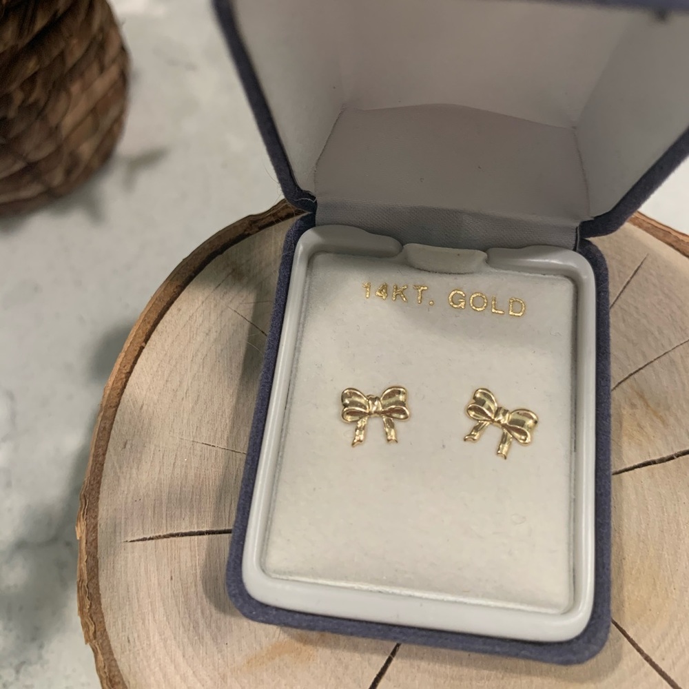 14kt bow stud earrings
